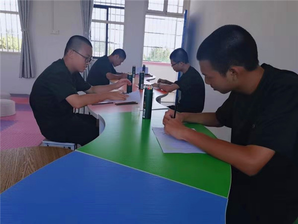 绘画治疗，呈现压抑的感情与冲突